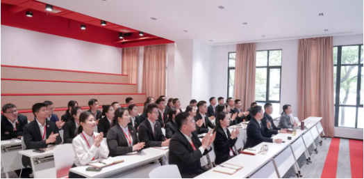 加大開發(fā)力度，迎接進(jìn)博會(huì)！10月下旬，集團(tuán)成功通過38個(gè)優(yōu)質(zhì)投資選址項(xiàng)目